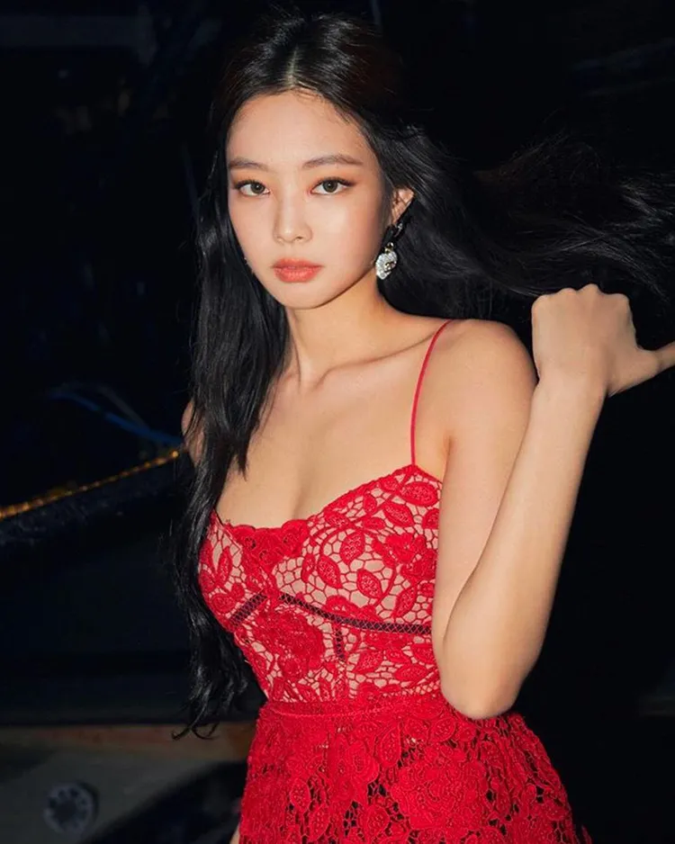 Jennie身穿self-portrait紅色蕾絲洋裝。品牌提供