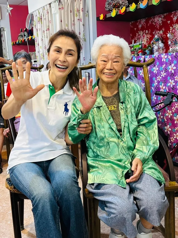 梁佑南（左）與她口中的「老菩薩」相處愉快。翻攝梁佑南臉書