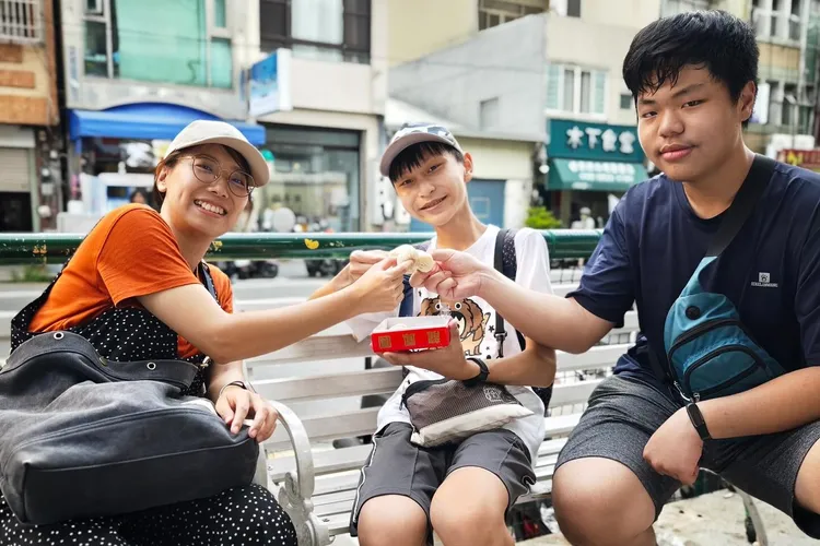 孫女和兩位國中弟同遊彰化市區。翻攝《@by_ellllllllla》IG