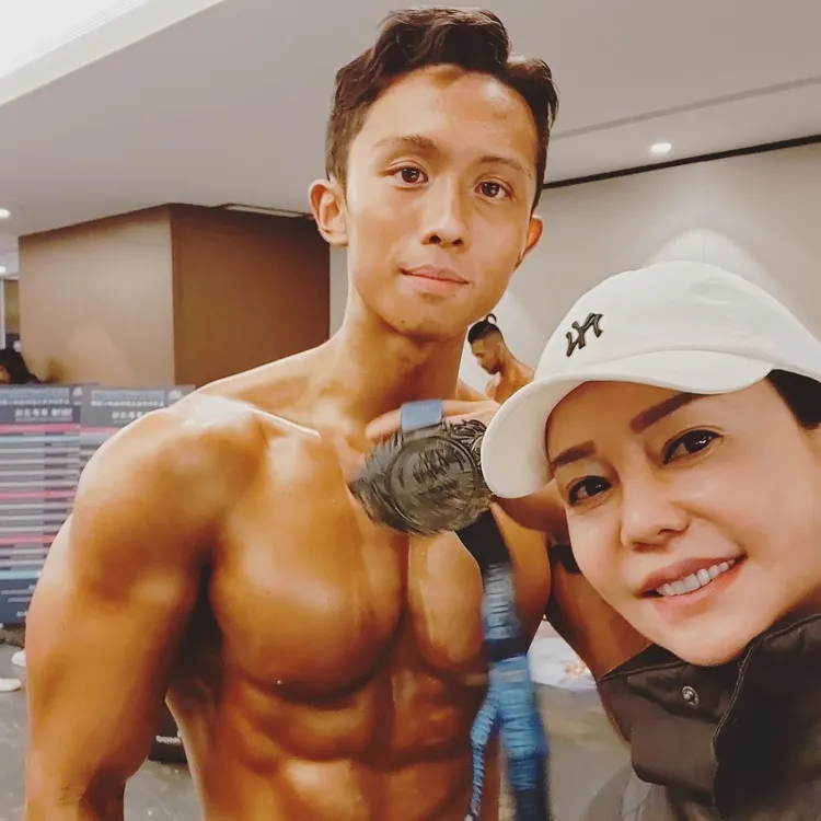 狄鶯（右）為孫安佐操碎心。翻攝狄鶯臉書