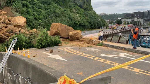 基隆潮境公園恐怖山崩!黑色轎車慘遭巨石「完全」掩埋 車主驚險脫困