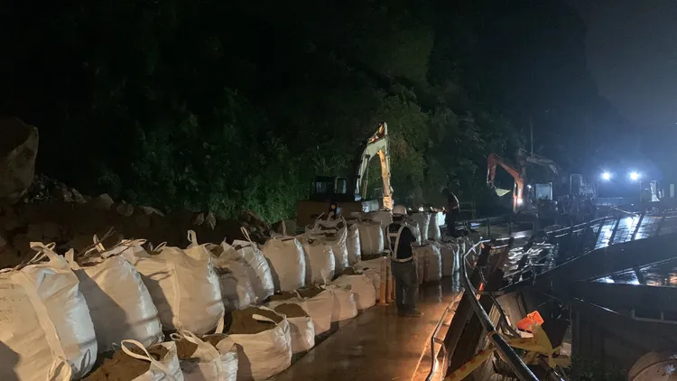 施工單位為防再有落石墜落，緊急在現場架起防護沙包。葉先鵬攝