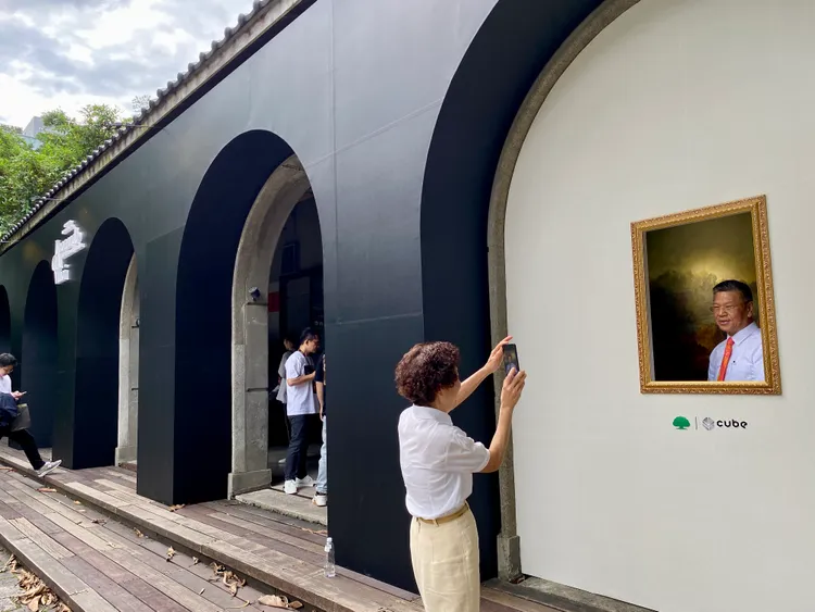 展場外主題裝置能走進畫框化身蒙娜麗莎來拍照。莊偉祺攝