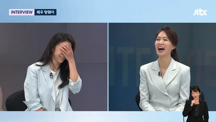 湯唯（左圖）提到最常講的韓語是「老公」，害羞遮臉大笑。翻攝JTBC