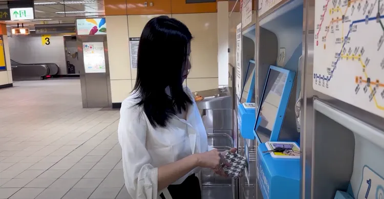 網紅御姐強尼無罩現身北捷。翻攝御姐強尼YT