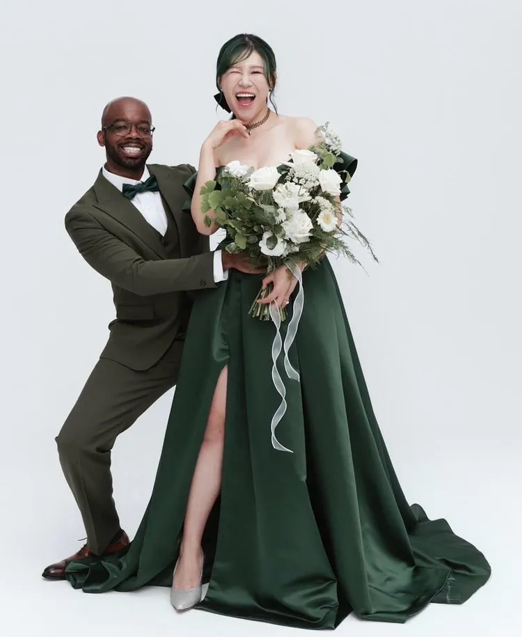 丹妮婊姐搞笑埋怨照片中頭比老公大很多。翻攝丹妮婊姐臉書