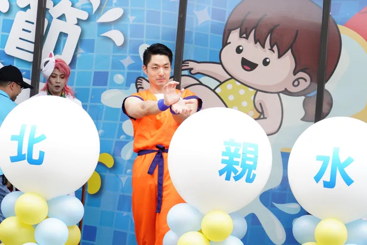 蔣萬安扮裝出席親水節活動。北市府提供