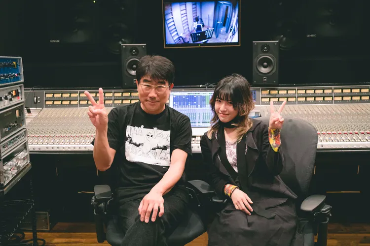 李澤瓏（右）最迷傳奇樂團「東京事變」，新曲由該樂團貝斯手、椎名林檎、濱崎步的御用製作人的龜田誠治操刀製作。愛貝克思提供