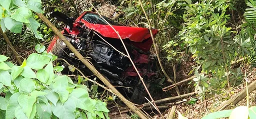 苗栗轎車深夜行經公墓翻落邊坡 驚!不明原因自撞電桿釀1傷