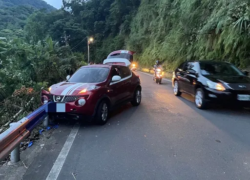 休旅車駕駛山區開車恍神 撞斷路邊電桿卡護欄