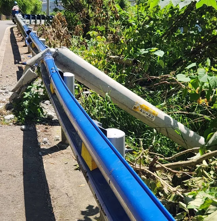 電桿被撞斷。竹東警分局提供