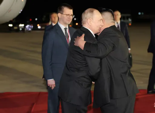 哥來了！普丁擁抱金正恩展現鋼鐵友誼　兄弟坐上同輛車