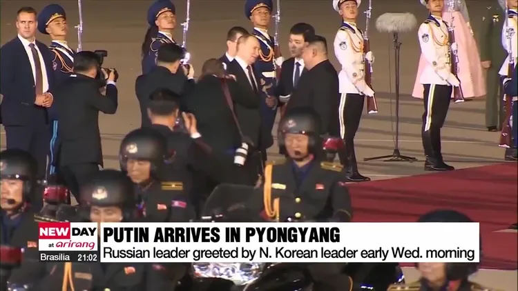 後方的北韓士兵一齊抬頭。Arirang News