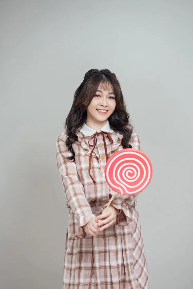 雯雯從小就熱愛表演藝術，才華洋溢。