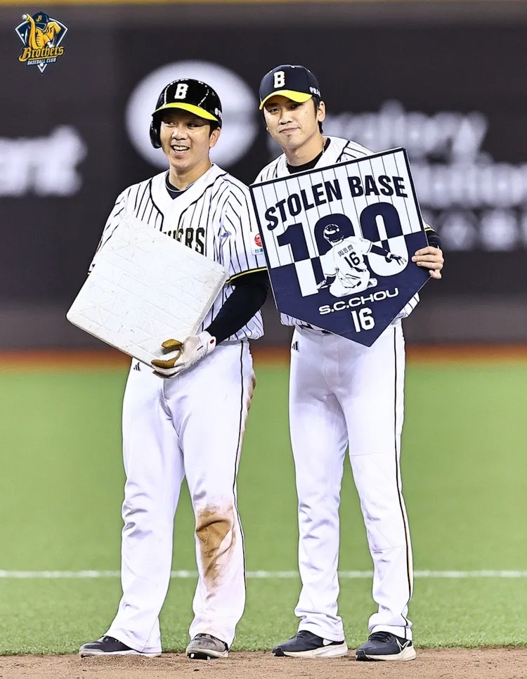 周思齊順利達成100盜。  中信兄弟提供
