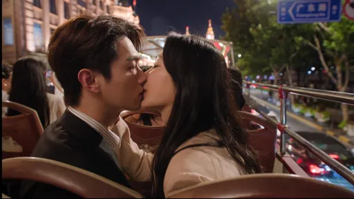 許凱上海外灘告白楊紫 全世界圍觀當眾社死