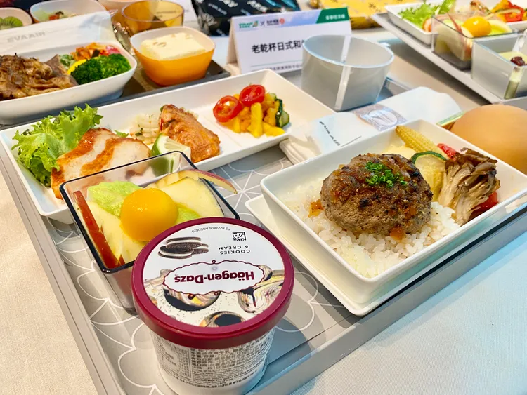 豪華經濟艙可吃到「老乾杯日式和牛漢堡排飯」。莊偉祺攝