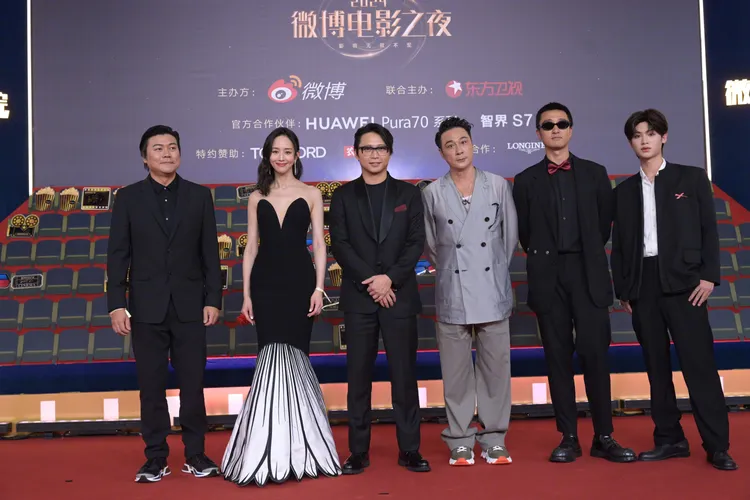 張鈞甯（左二）和柯汶利（左三）今天出席微博電影之夜。翻攝新浪電影微博