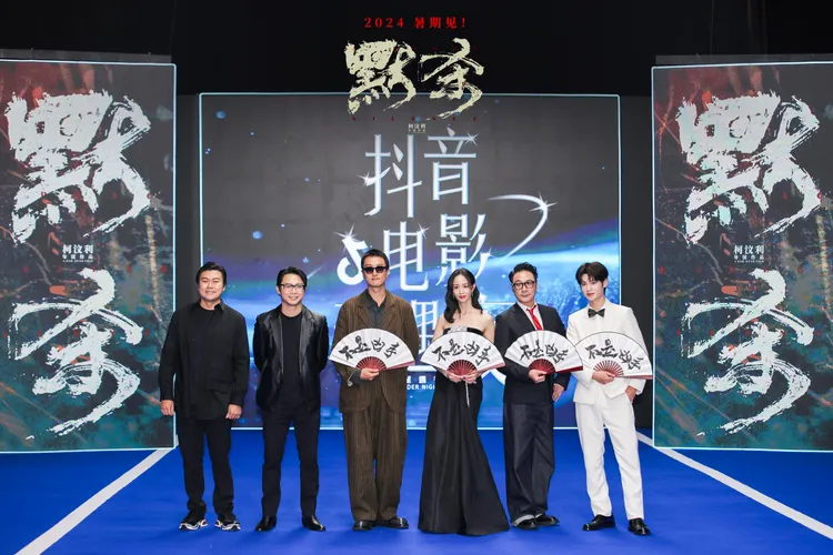 《默殺》預計7月在中國上映，14日開始宣傳活動。左起總製片人尤文偉、導演柯汶利、演員王傳君、張鈞甯、吳鎮宇、黃明昊。翻攝電影默殺微博