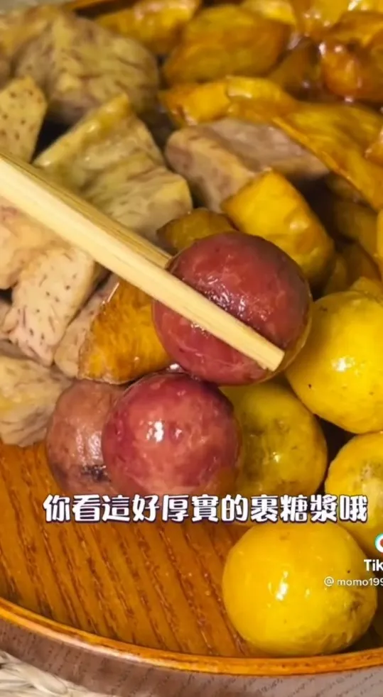 色彩繽紛的拔絲地瓜球。TikTok@momo19911224 / IG：momo19911224 提供