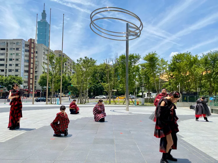 台北大巨蛋園區內今（25日）10座公共藝術裝置一起亮相。莊偉祺攝