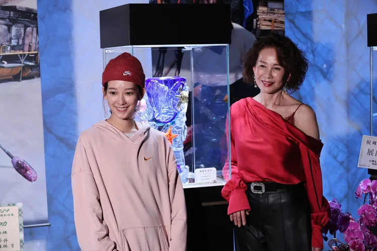 孟耿如（左）日前參加乾媽周丹薇展覽。攝影中心攝