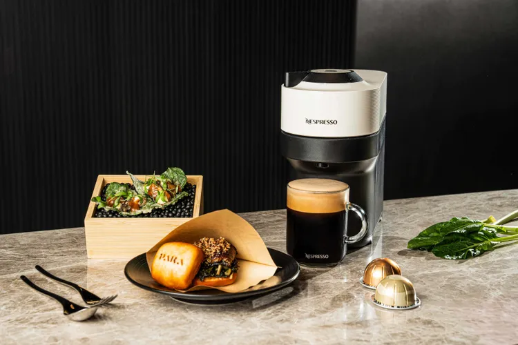 承億推出「牡蠣/地瓜葉/香菜」與「鰻魚/藜麥/有機小松菜」限定料理，使用Nespresso咖啡渣種植有機地瓜葉及小松菜，將美味直送舌尖。業者提供