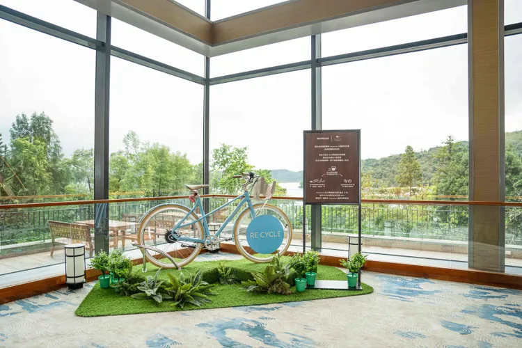 「永續旅宿計畫」合作飯店響應Nespresso回收計畫，並於飯店公共空間展示以回收咖啡膠囊打造的循環自行車。業者提供