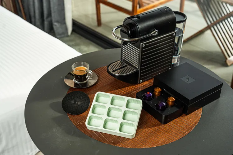 即日起至8/31選購雲品、承億與Nespresso合作住房方案，即限量贈送咖啡渣循環杯墊、咖啡大師製冰盒一組。業者提供