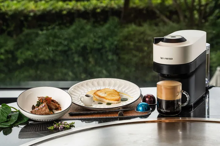 雲品推出「雙薯鮮魚」與「A5和牛卷」，使用Nespresso咖啡渣種植有機地瓜葉及空心菜入菜，感受主廚獨具匠心的料理精神。業者提供