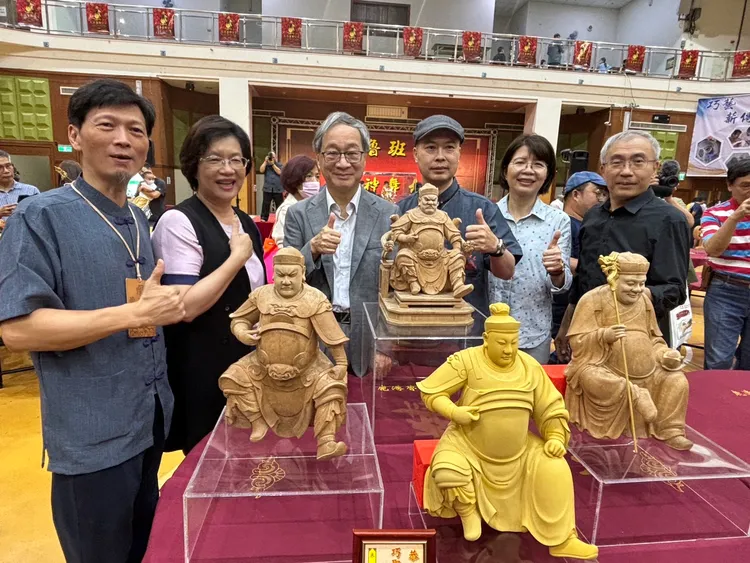 彰化縣長王惠美陪同文化部長李遠，參觀鹿港魯班公宴。彰化縣府提供