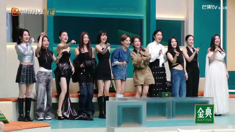 進入總決賽與被淘汰的姐姐如蔡詩芸（左四）、楊謹華（右四）今晚齊聚一堂。翻攝湖南衛視芒果TV官方頻道YT