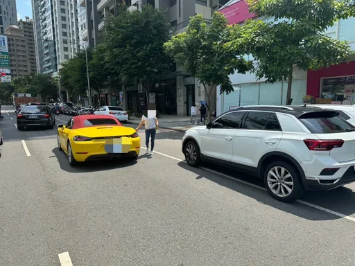 51歲女駕黃色保時捷擦撞休旅車 鬼切畫面曝光!最高吞1800元罰單