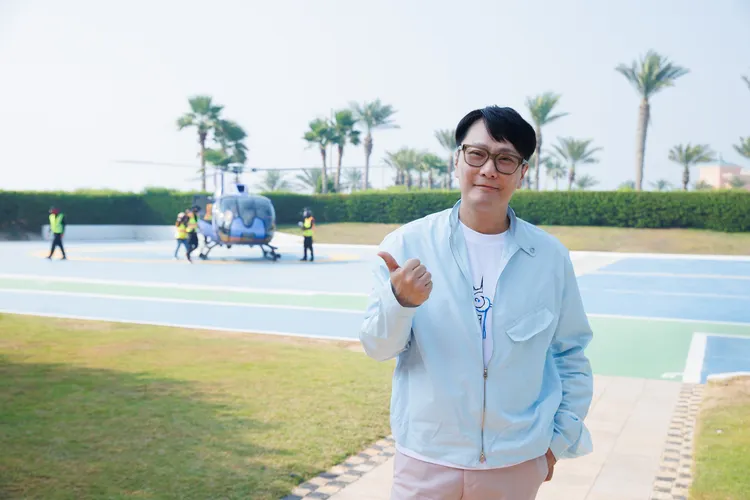 張信哲搭直昇機遊杜拜。潮水音樂提供