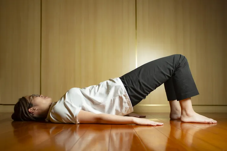 橋式：吸氣時腹部、臀部用力抬起，使身體成一直線，維持平緩呼吸10秒後慢慢回到原位。台北慈濟醫院提供