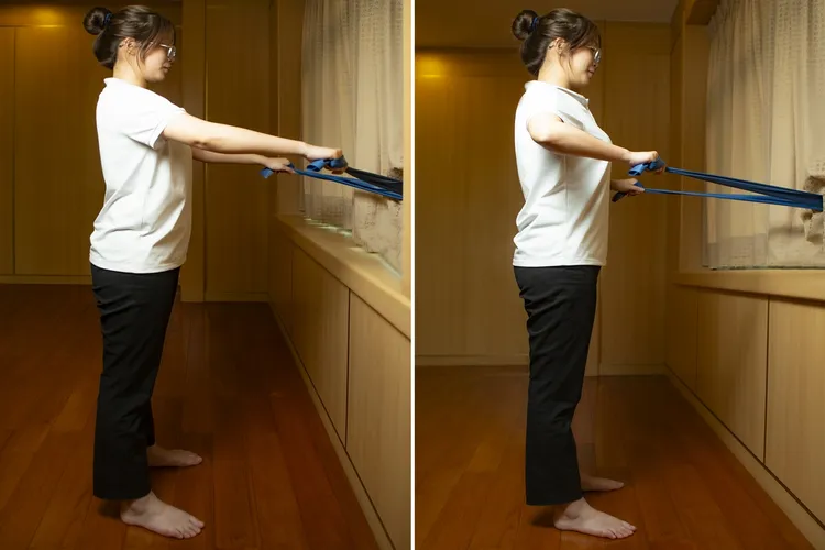 上肢站姿擴胸：手拉彈力繩，吸氣時將雙手平行往後擴胸，3至5秒後吐氣慢慢回到起始位置。台北慈濟醫院提供