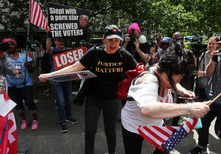 拜登與川普的支持者已經發生肢體衝突的事件。路透社