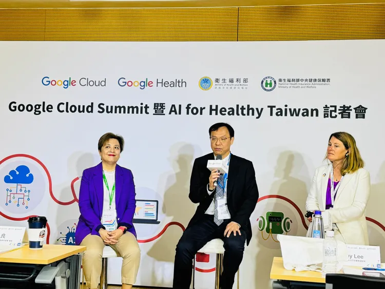 Google Cloud Summit Taipei大會中，健保署與Google共同宣布一項新的合作計畫。由左至右分別為Google Cloud北亞區董事總經理李孔源、中央健保署署長石崇良、Google Health健康策略解決方案總經理Amy McDonough。趙筱文 攝影。
