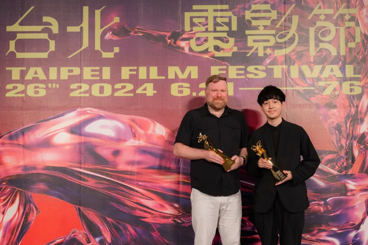 配樂Peter Venne（左）與奧山大史一起合影留念。台北電影節提供