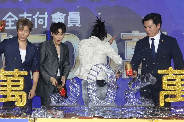 Toro鼻子被碎冰擊中。彭欣偉攝