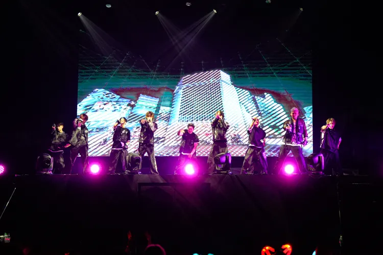 ZIPANG OPERA秀台語打招呼。雅慕斯娛樂提供