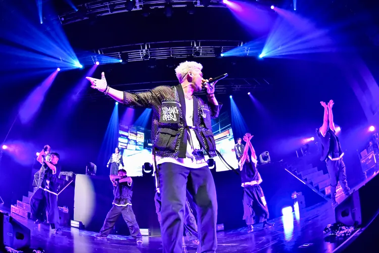 Spi用Google翻譯跟台下粉絲溝通。雅慕斯娛樂提供