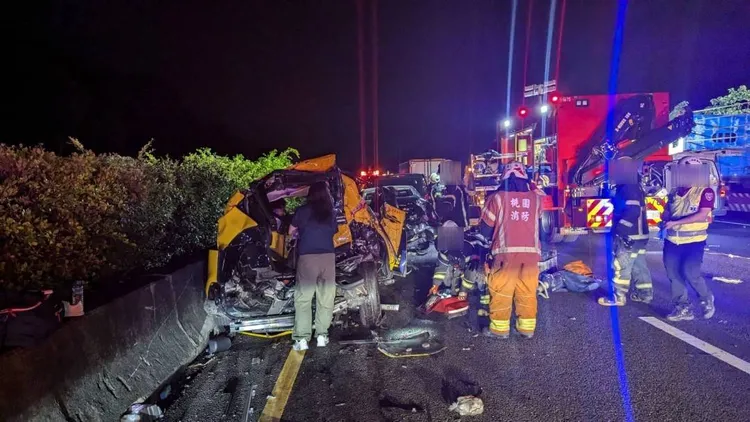 救護人員到場搶救。國道警方提供