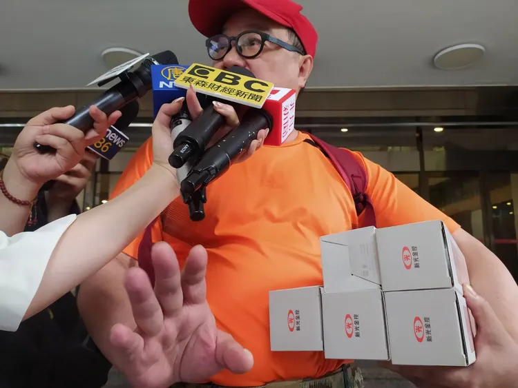 今天新光金控股東會，股東抱怨股價太低。許麗珍攝