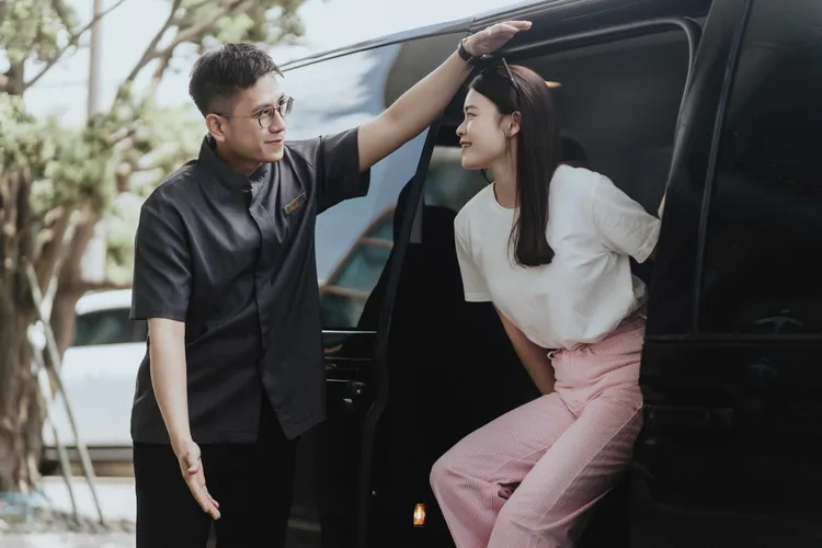 台中港酒店提供來回台中高鐵站定點定時免費接駁。業者提供