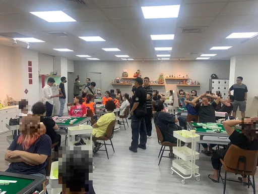合法棋牌社掩護地下麻將賭場 土城警攻堅扣39萬賭資!大型警備車載回36名賭客