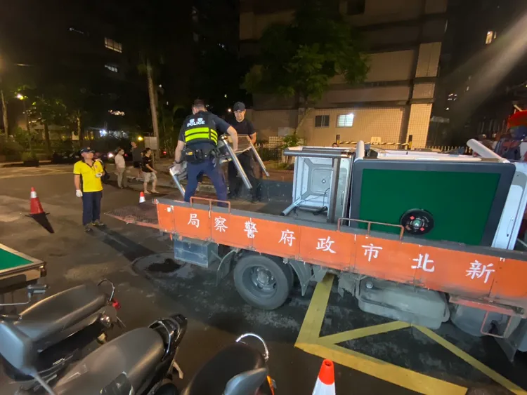 警用機吊車將賭具載回。警方提供