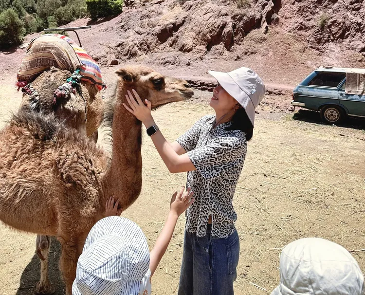 Vianne帶著孩子和駱駝玩。翻攝張瑋瑋 Vianne Chang 臉書