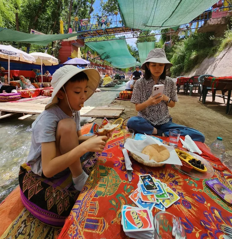 她帶著孩子享受摩洛哥的異國風情。翻攝張瑋瑋 Vianne Chang 臉書