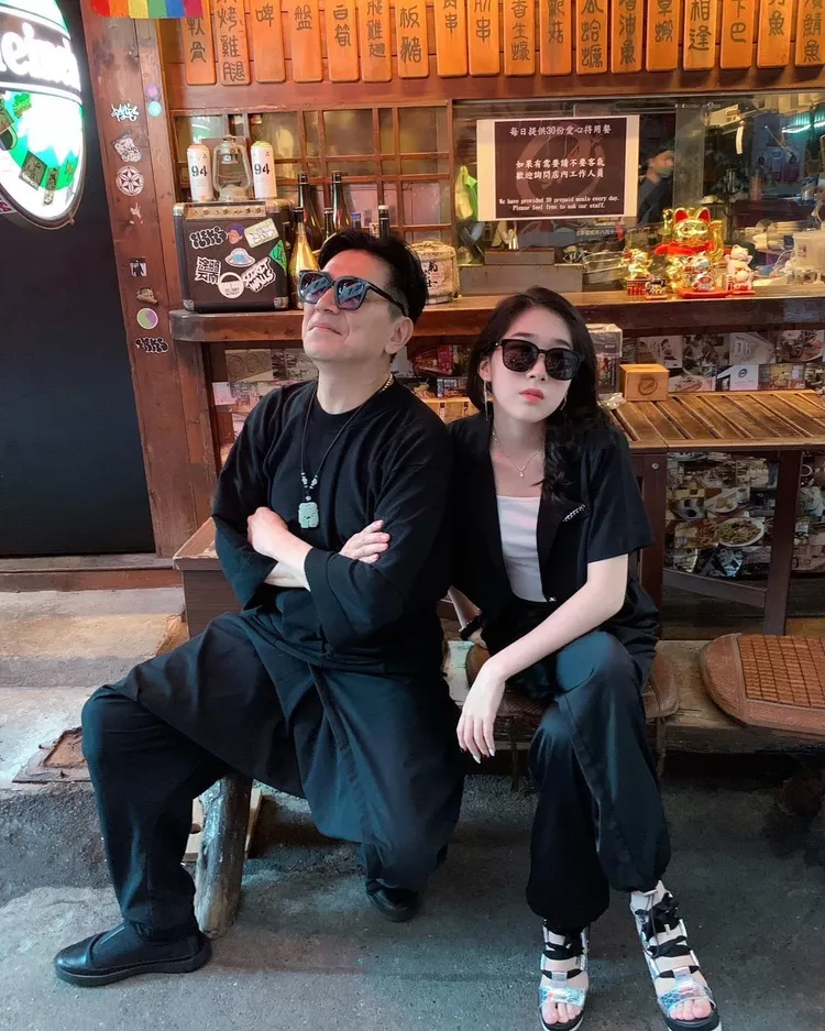 高捷（左）支持女兒高愛入行。翻攝高捷臉書